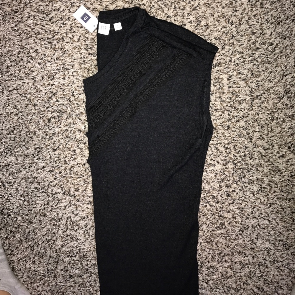 NWT gap tee - Picture 2 of 2