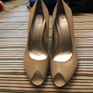Size 9 Nine West peep toe pumps paten leather nude