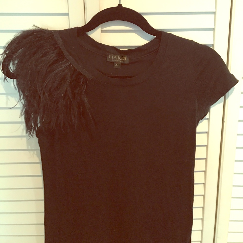 Lia Kes fitted black tee with feather shoulder XS