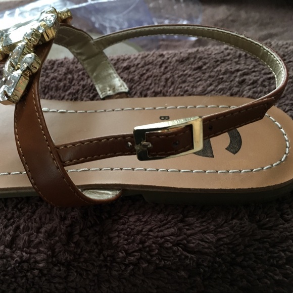 BY GUESS SANDALS - Picture 4 of 5