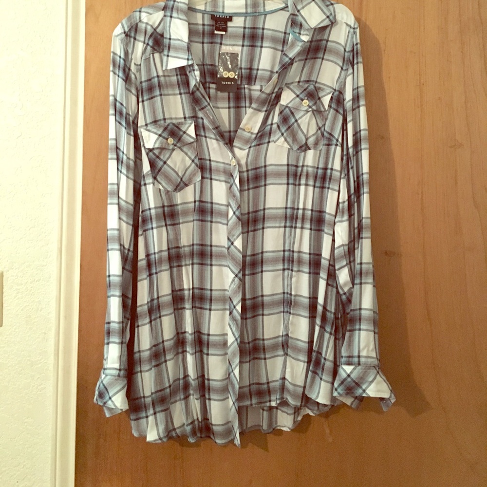 Cute button down plaid blouse!