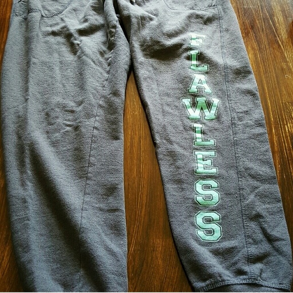 Drawstring Capri Sweatpants - Picture 3 of 3