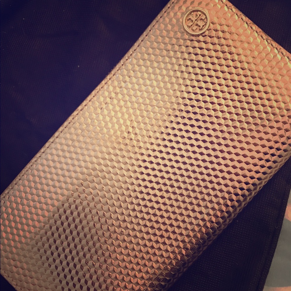 Gorgeous AUTHENTIC Tory Burch rose gold wallet.