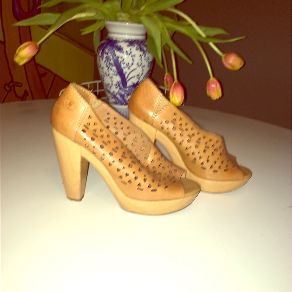 Lucky Brand fun wooden sole shoe