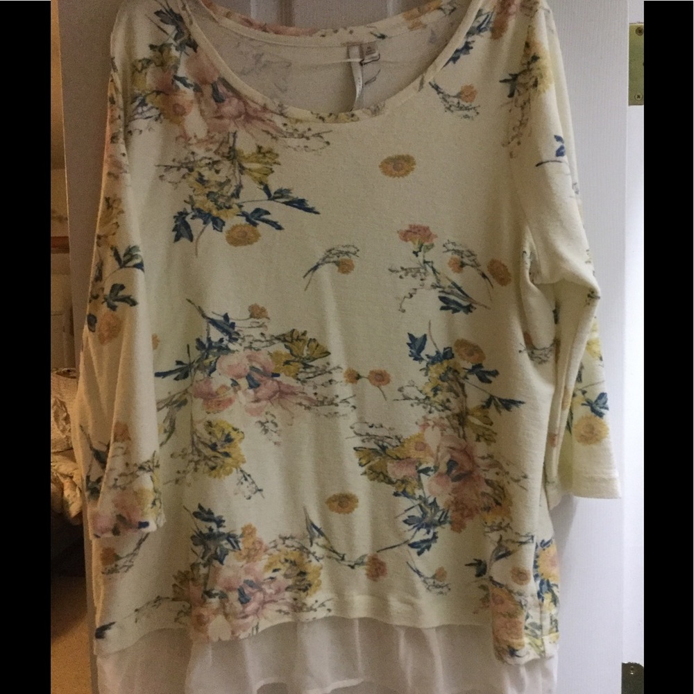 Lauren Conrad floral top trimmed in lace. 🌸