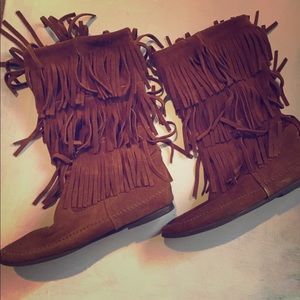 Hardly worn | Minnetonka size 9
