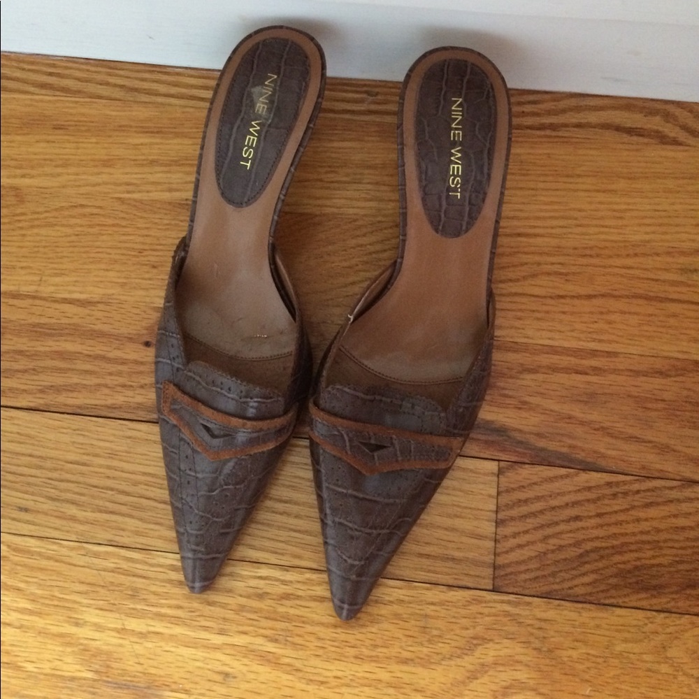 Pointed toe gorgeous low heals.