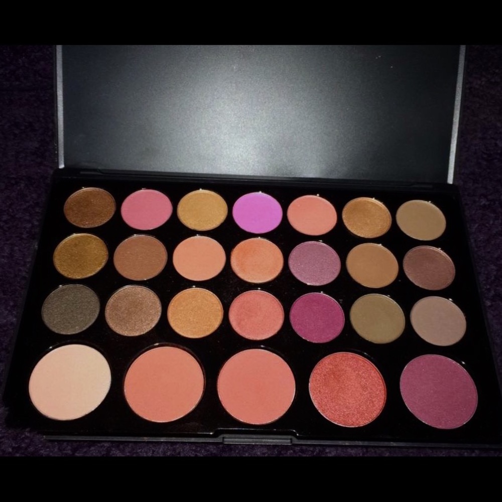 BH Cosmetics 26 color eyeshadow and blush palette