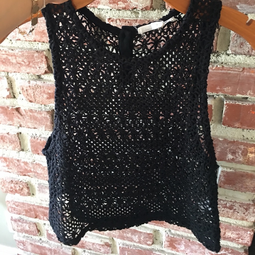 Painted threads crotchet tank.