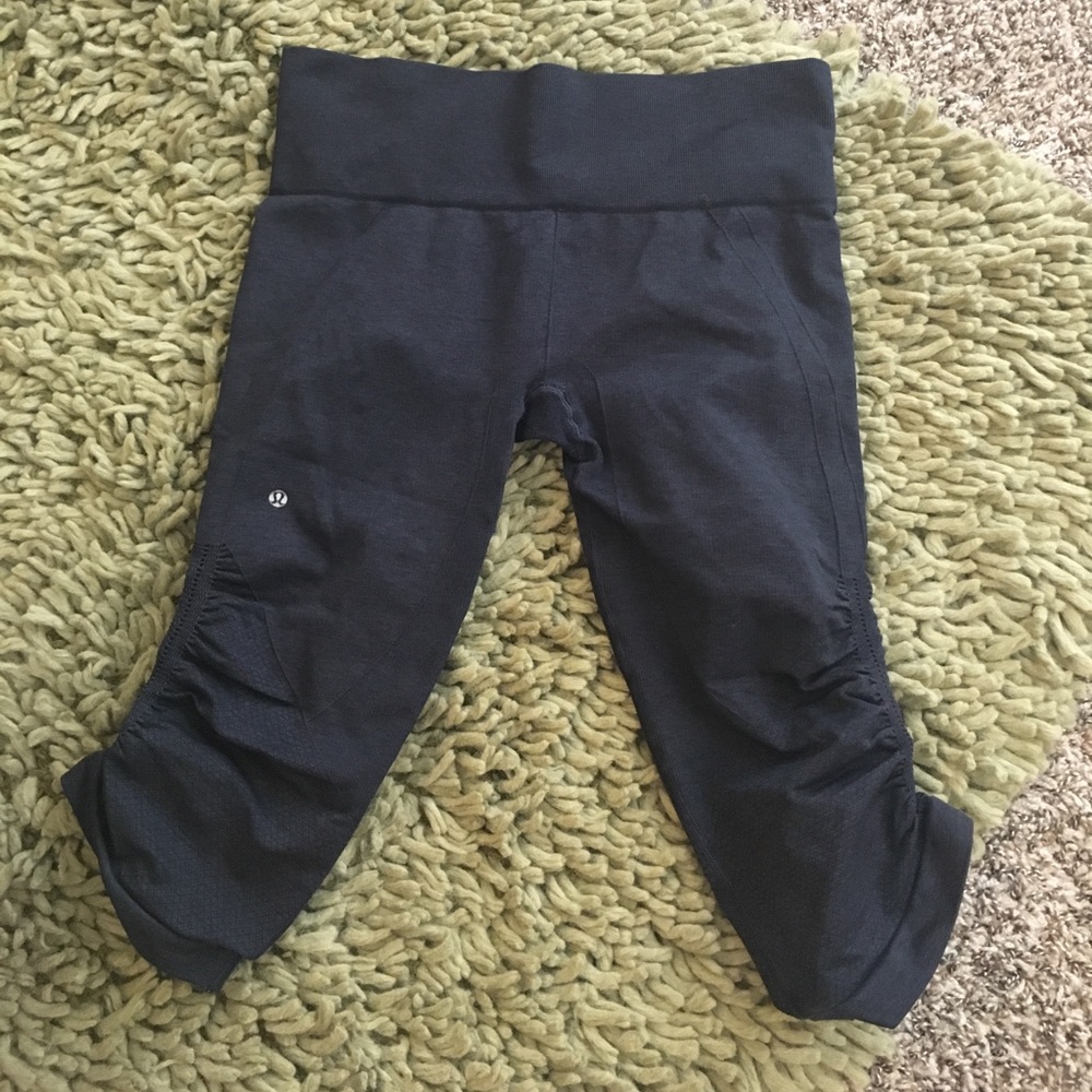 Lululemon In the Flow Crops, size 8
