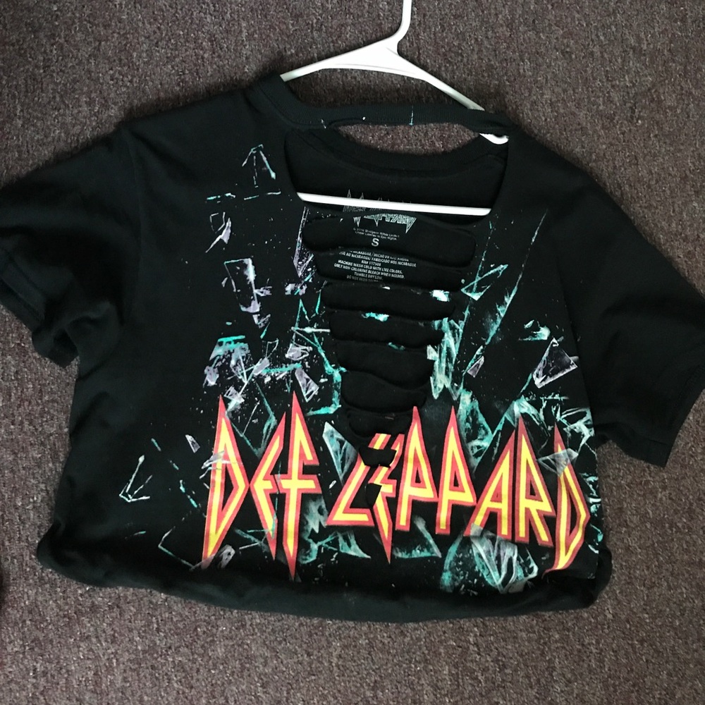 Cut out graphic tee