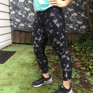 Nike Dry Fit Running Tights. Pattern black gray