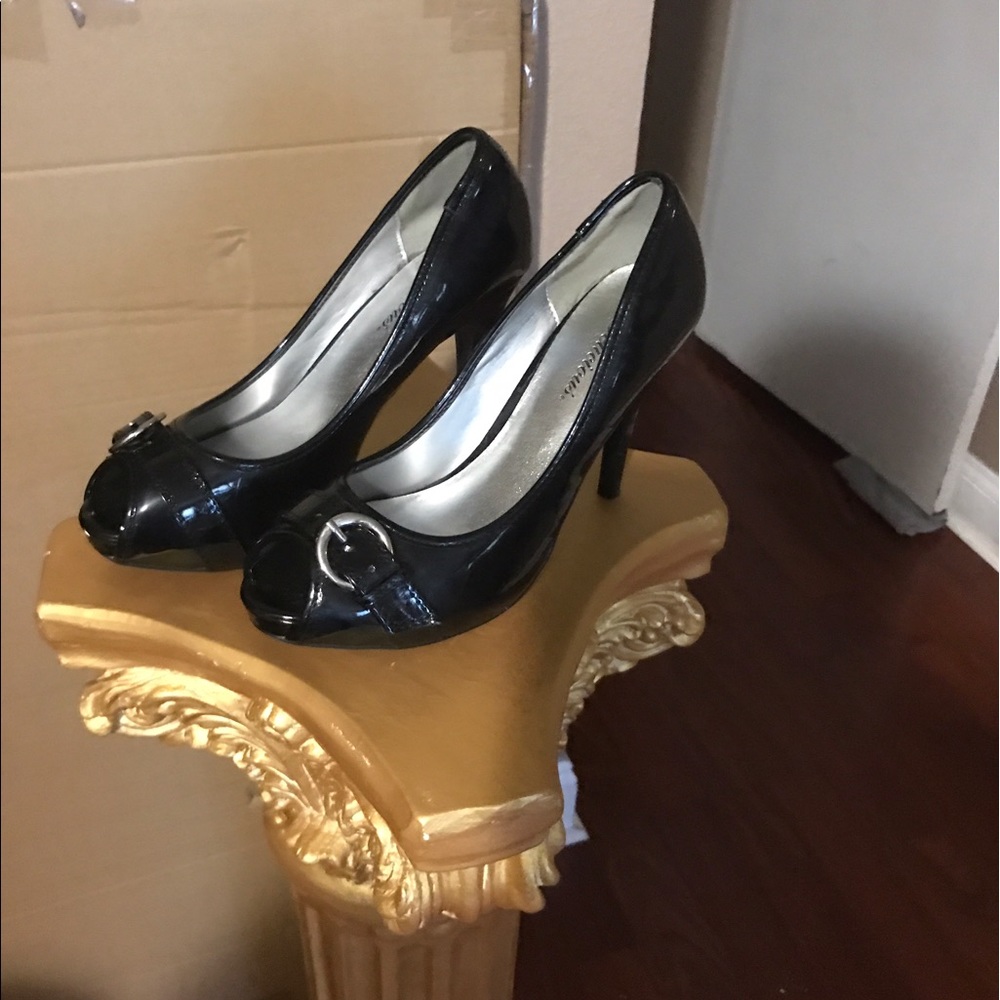 Black pumps
