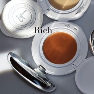 IT Cosmetics "Confidence in a Compact"- Rich IT Cosmetics "Confidence in a Compact"- Rich