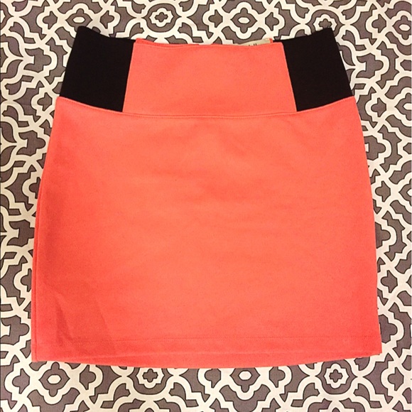 🛍️ Sale 🛍️ Chic Coral Mini Skirt - Picture 2 of 3