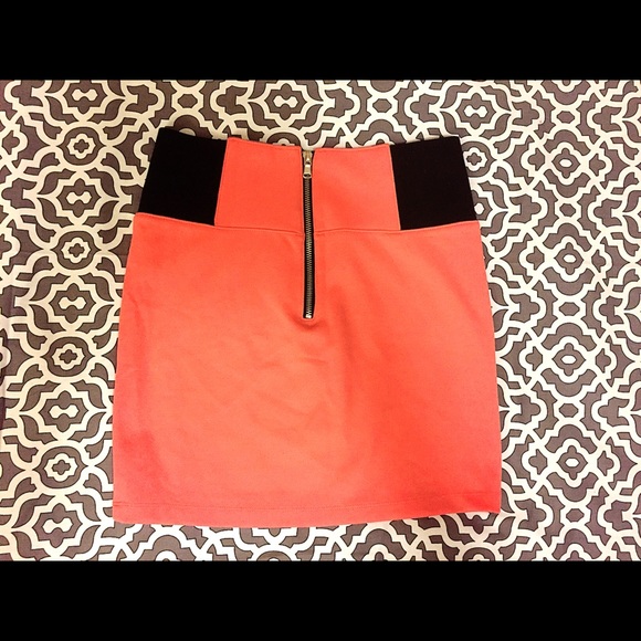 🛍️ Sale 🛍️ Chic Coral Mini Skirt - Picture 3 of 3