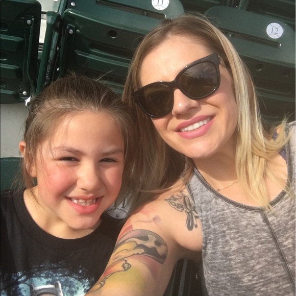 Jen⚡️ - Picture 3 of 5