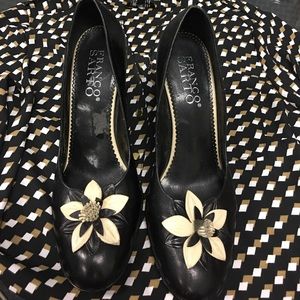 Black heels 👠 with flower detail