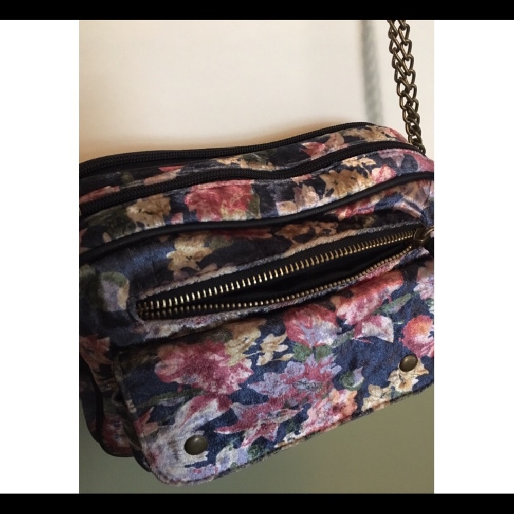 KIMCHI BLUE floral chain cross body bag