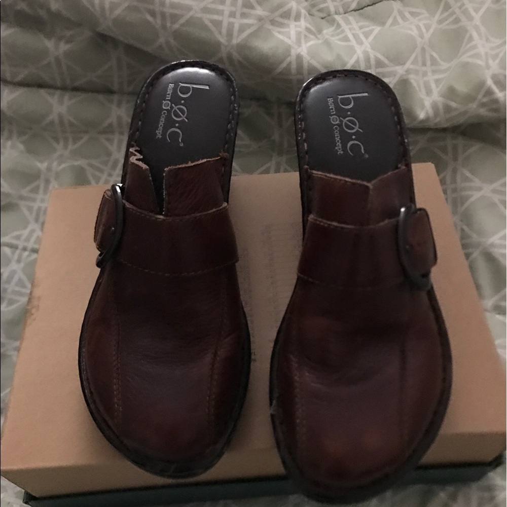 Brown clog like shoes 2in heel