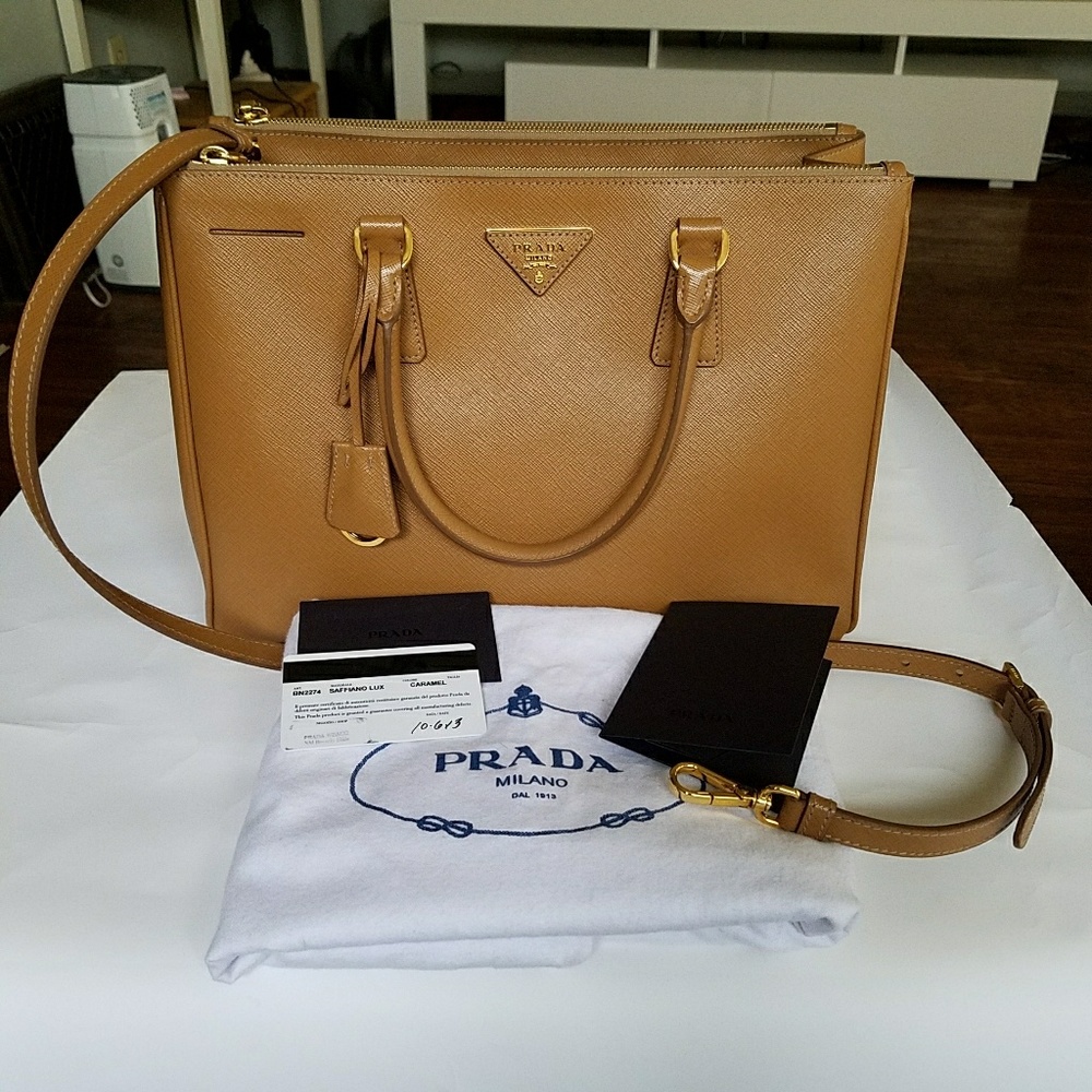 🍑SOLD🍑 $950 via PP! Prada Saffiano Lux Tote
