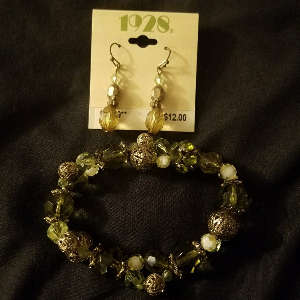 Fashion Earring and bracelet set.