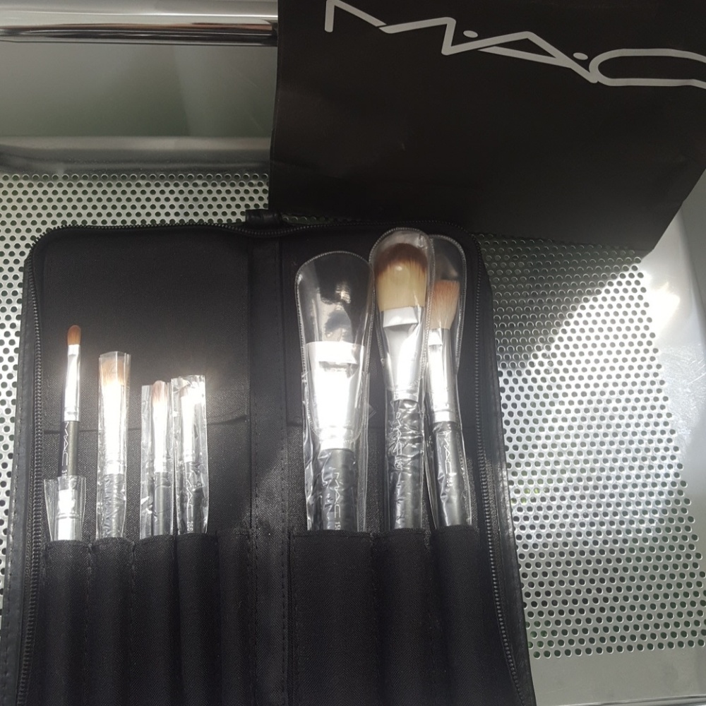 M.A.C. brush set