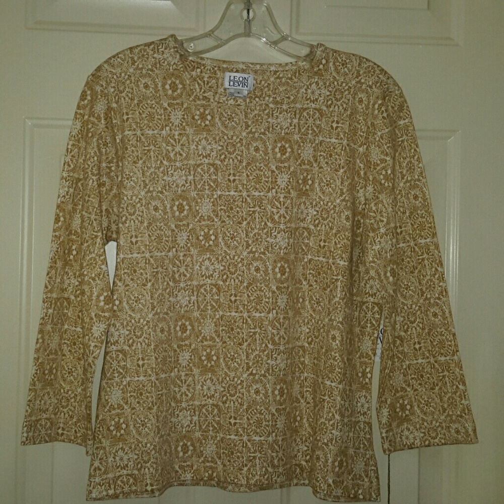 SALE....Leon Levin 3/4 Sleeved Top NWT