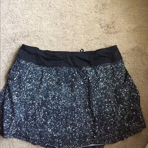 Gently used lululemon skirt. 12 tall.