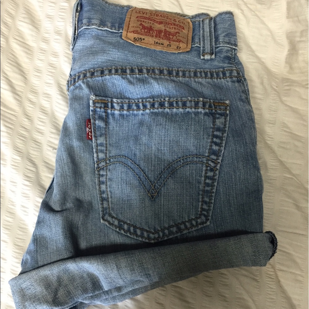 Light wash Levi shorts