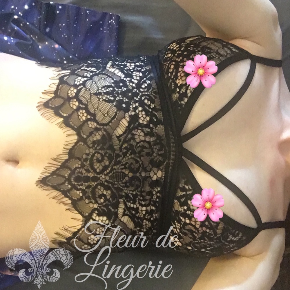NWOT Favorite Lace Bralette - Picture 2 of 4
