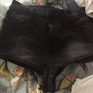 Booty high waisted shorts !