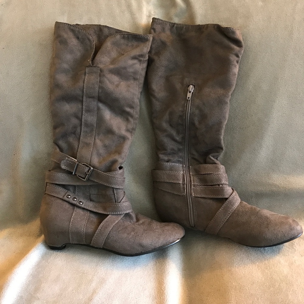 Gray mid-calf riding boots. Size 7