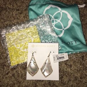 Kendra Scott Alex Ivory Pearl earrings!