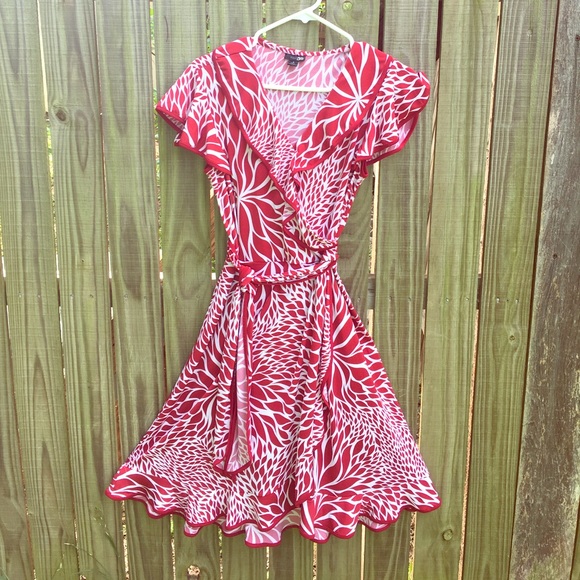 East 5th Dresses & Skirts - 🌺 East 5th Red & White Wrap Dress 🌺