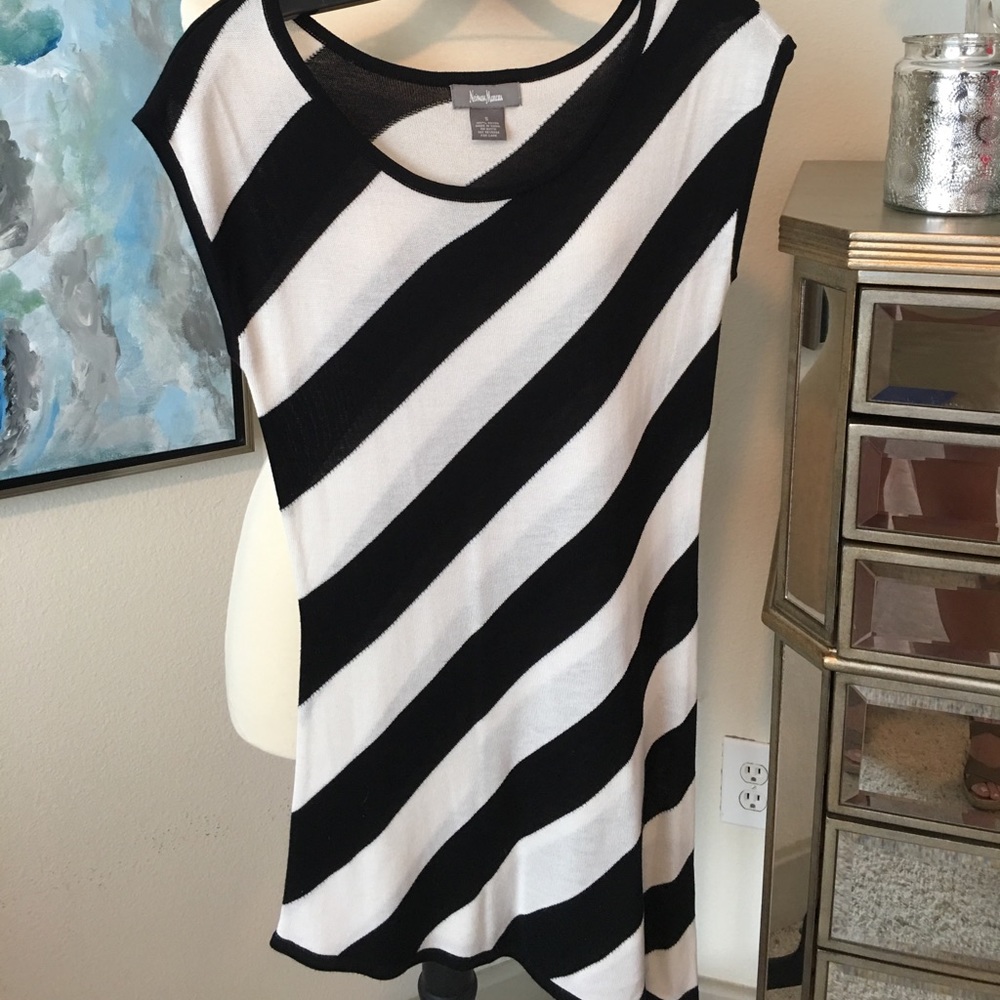Asymmetrical sweater blouse.