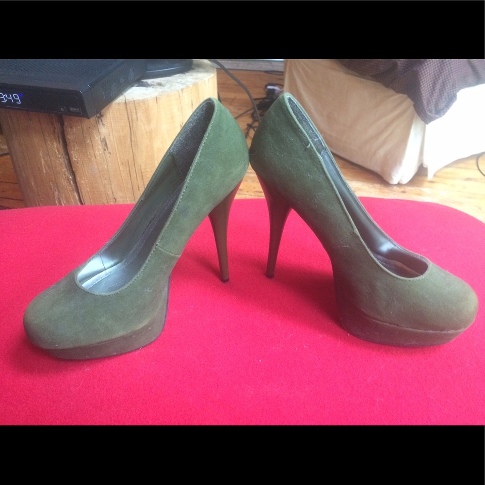 Beautiful olive green heels Size 7 reduced price!