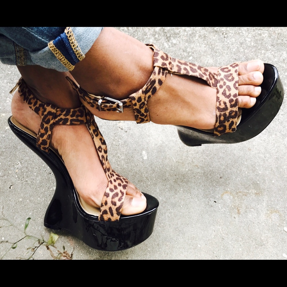 We luv wedges! Take a walk on the wild side 🐆 .