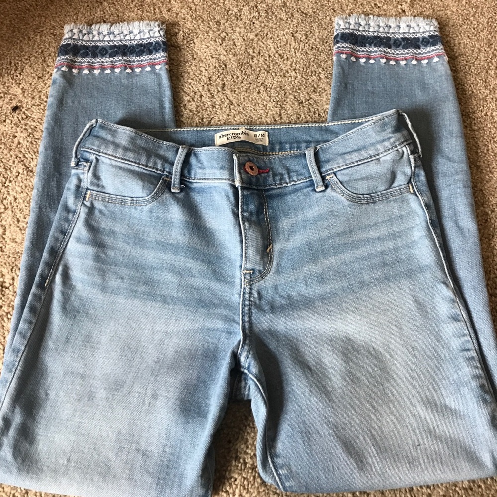 Abercrombie kids cropped detailed bottom jeans.