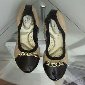 Black and nude flats