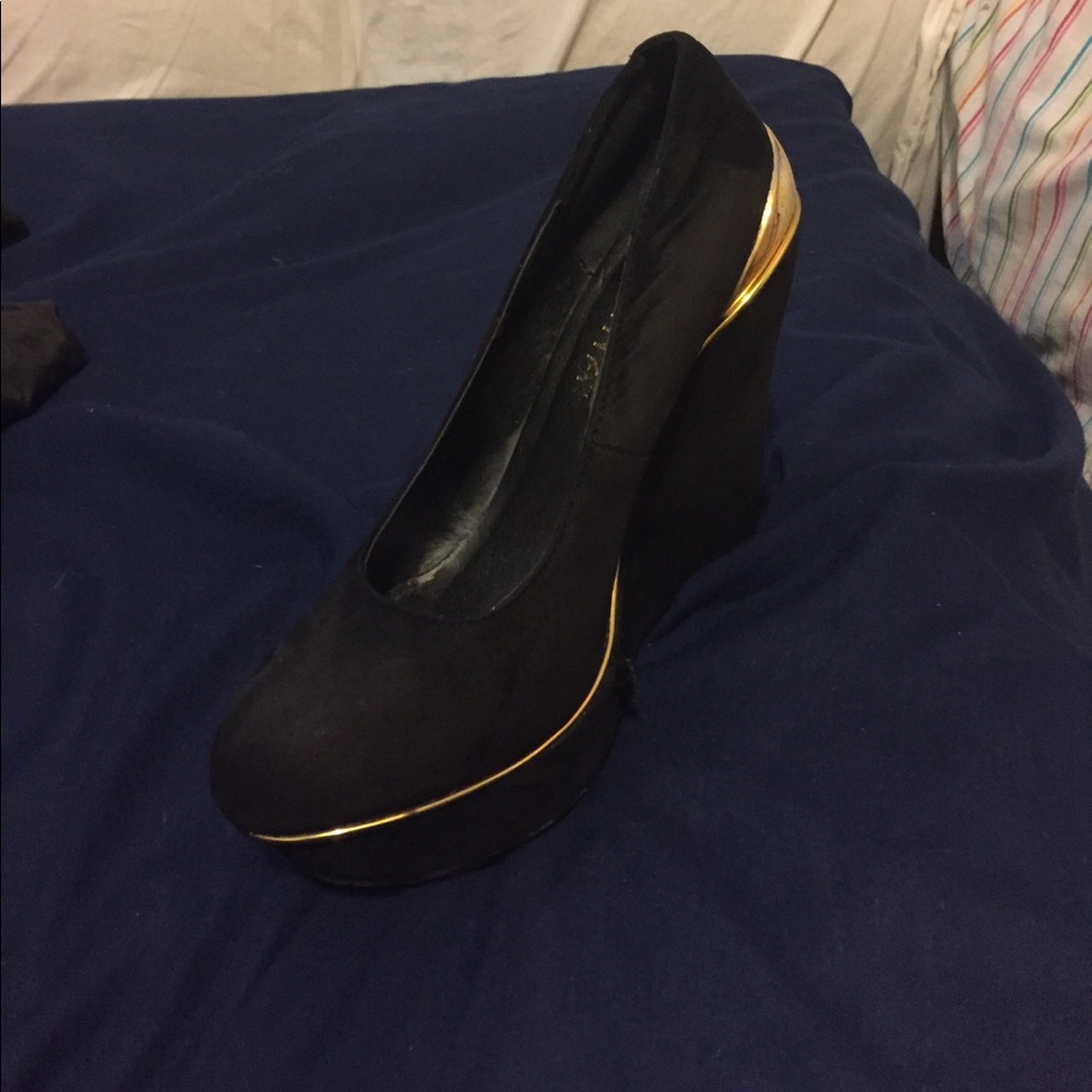 Black wedges