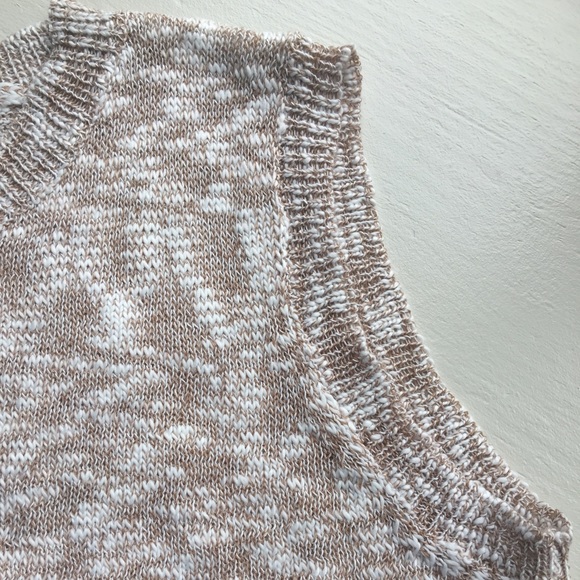 Sleeveless criss cross light knit tunic top - Picture 3 of 7