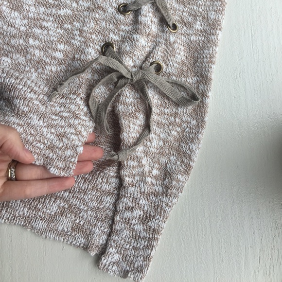 Sleeveless criss cross light knit tunic top - Picture 4 of 7