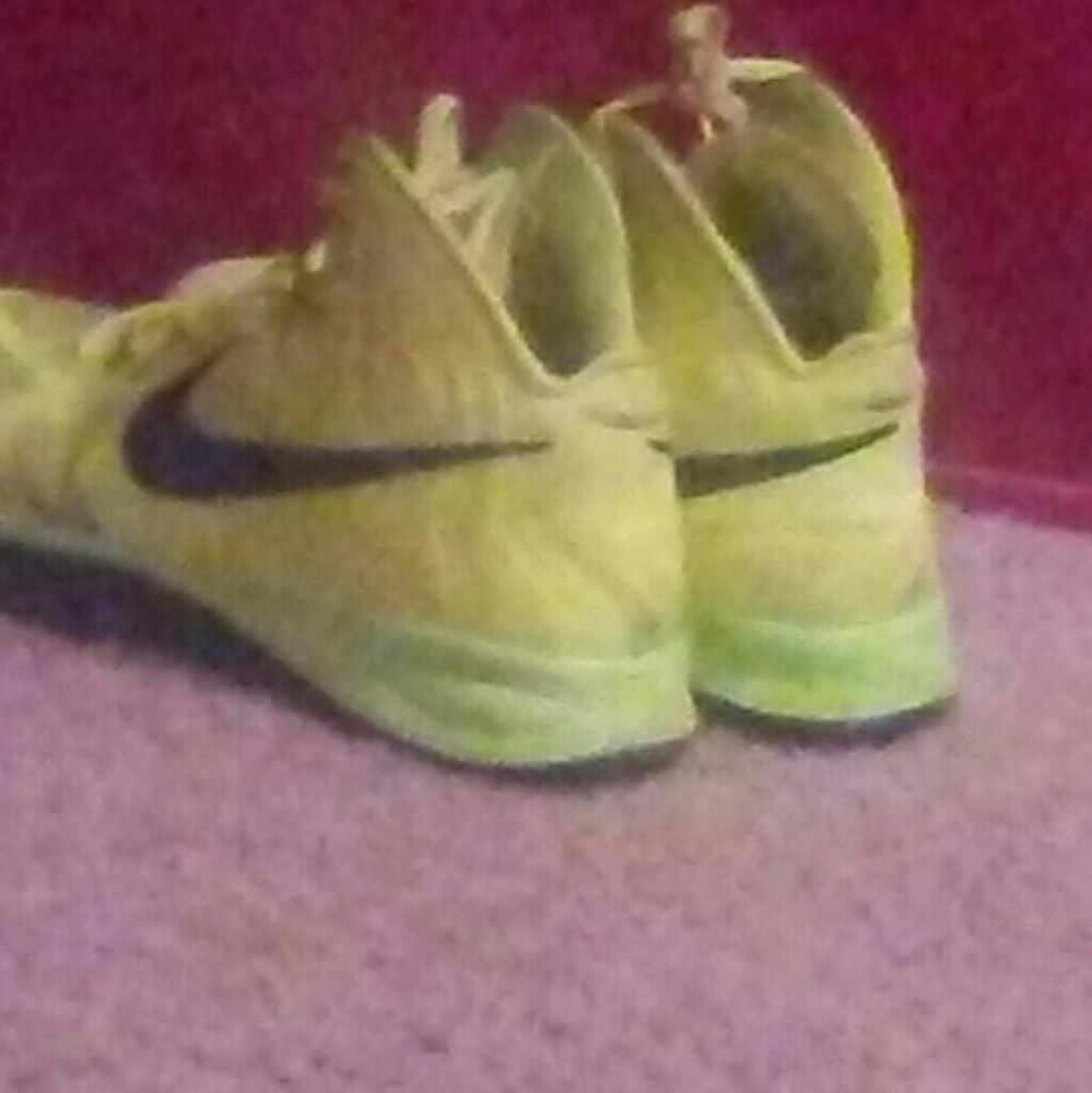 Yellow basketball Nike 12