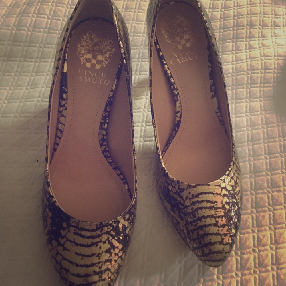 Golden beautiful shoes 👠