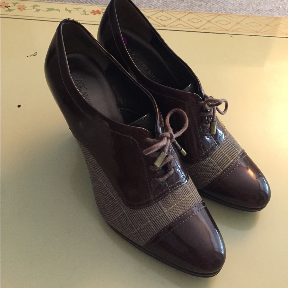 ANNE KLEIN BROWN PATENT LEATHER HEELS