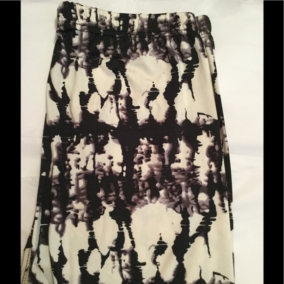 REDUCED PRICE! Unique Print Leggings. - Picture 3 of 4
