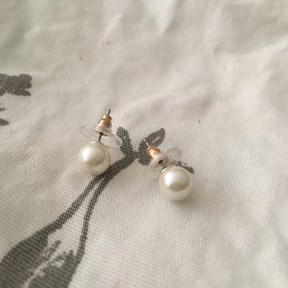 Pearl ear studs