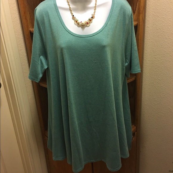 LuLaRoe Tops - LuLaRoe Perfect T - NWT