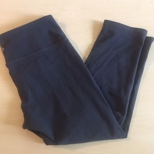 Athleta dark Grey cropped yoga pants ❤